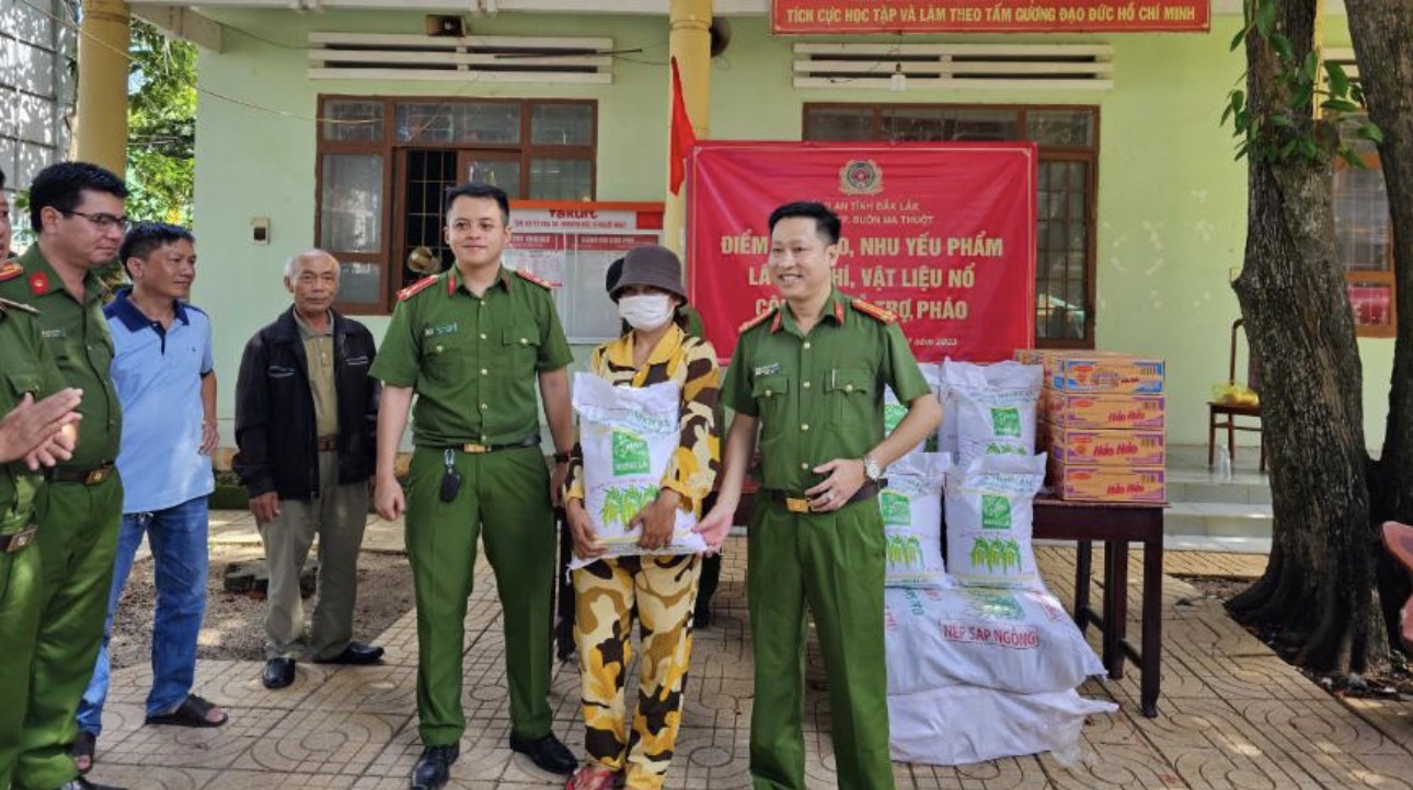 Công an phường Tân Lập triển khai "Điểm đổi gạo, nhu yếu phẩm lấy vũ khí, vật liệu nổ, công cụ hỗ trợ, pháo"